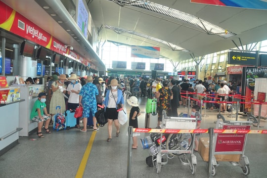 Vì sao vé máy bay cuối tuần tăng?