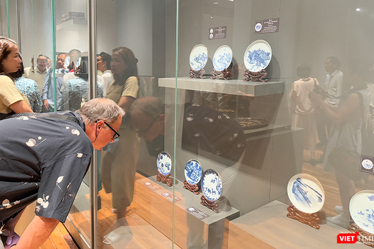 Admiring over 200 artefacts first displayed in Da Nang