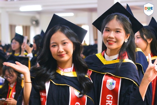 Đà Nẵng: Gần 3.000 sinh viên Trường Đại học Kinh tế tốt nghiệp được tiếp cận, trao cơ hội việc làm