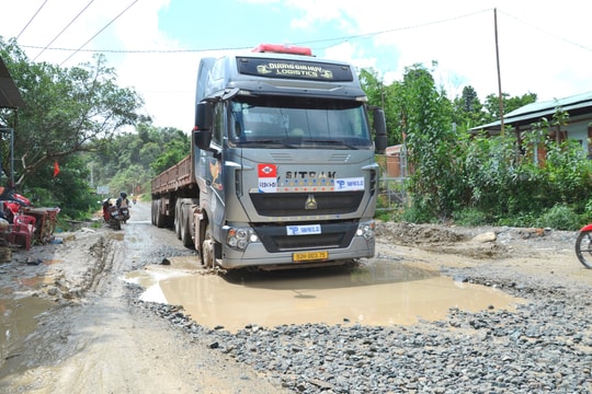 Gập ghềnh đường lên cửa khẩu