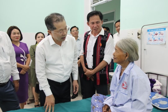 Bí thư Thành ủy Nguyễn Văn Quảng thăm gia đình chính sách, cơ sở giáo dục và y tế xã Tây Giang