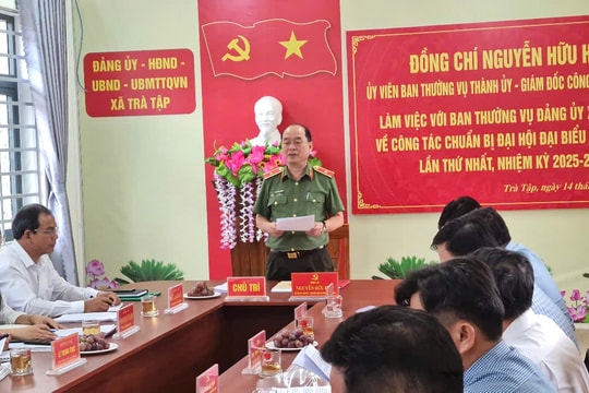 Thiếu tướng Nguyễn Hữu Hợp làm việc với xã Trà Tập về công tác chuẩn bị đại hội