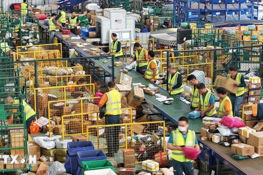 Thành tựu chuyển phát nhanh 100 tỷ bưu kiện ở đất nước tỷ dân