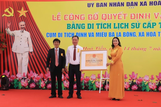 Đón nhận Bằng di tích lịch sử cấp thành phố Cụm di tích Đình và Miếu Bà La Bông