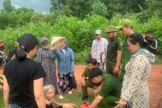 Công an xã Thu Bồn tìm kiếm được cụ bà đi lạc