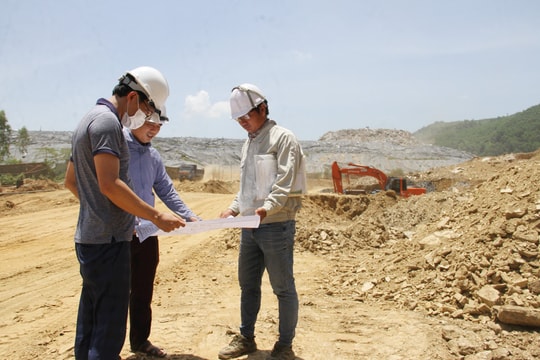 Tăng tốc thi công ở bãi rác Khánh Sơn