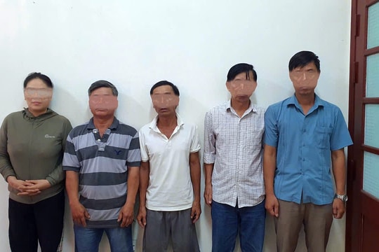 Công an phường Điện Bàn bắt quả tang 5 đối tượng đánh bạc và tổ chức đánh bạc trái phép