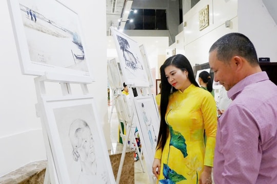 Triển lãm ký họa lưu động "Ký ức chiến trường khu V"