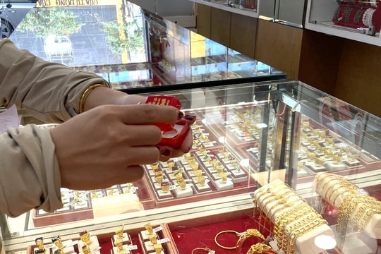 Giá vàng hôm nay 16/7/2025: Bão tố chưa qua, giá vàng trong nước mất đỉnh 121 triệu, vàng thế giới giằng co quanh đỉnh 3300 USD