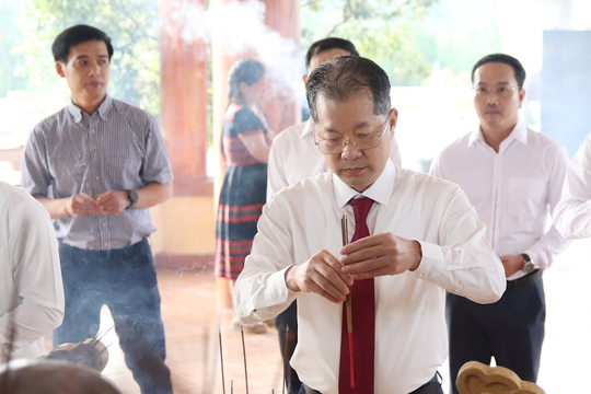 Bí thư Thành ủy Nguyễn Văn Quảng dâng hương tại Đài Tưởng niệm liệt sĩ Tây Giang