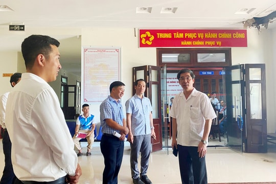 Phó Chủ tịch UBND thành phố Trần Chí Cường kiểm tra điều kiện làm việc tại xã Nông Sơn