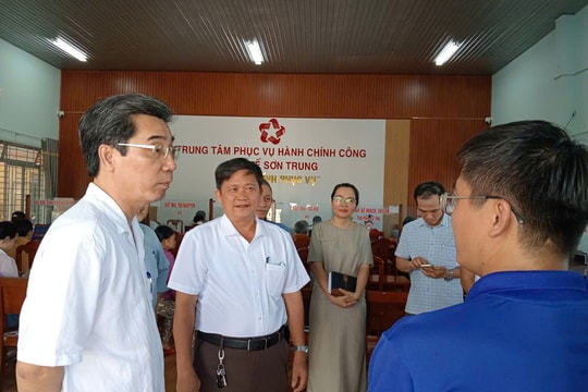 Lãnh đạo thành phố kiểm tra hoạt động tại Trung tâm Phục vụ hành chính công xã Quế Sơn Trung