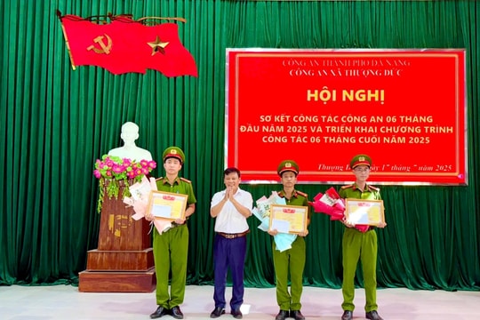 Xã Thượng Đức khen thưởng thành tích bắt giữ vụ đánh bạc trái phép