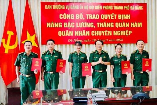 Trao quyết định nâng lương, thăng quân hàm thượng tá năm 2025
