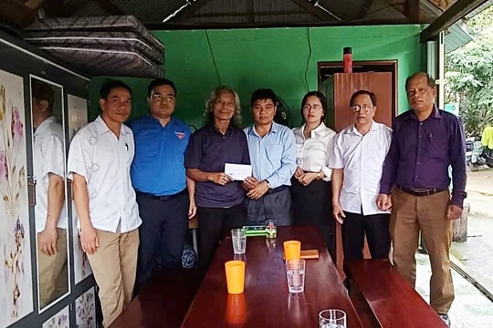 Hỗ trợ gia đình già làng Bríu Pố bị thiệt hại do hỏa hoạn