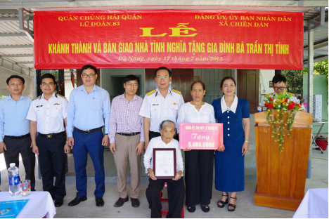 Bàn giao nhà tình nghĩa cho gia đình chính sách