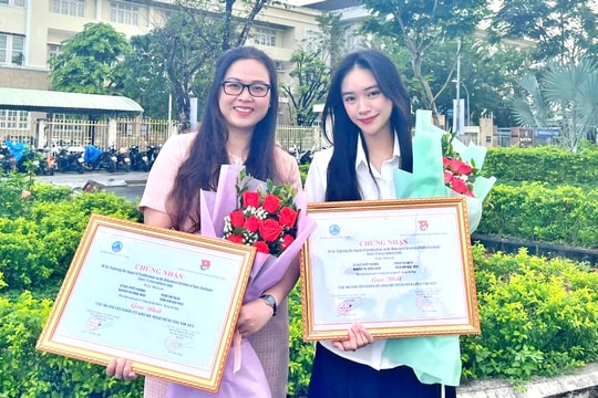 Tuyết Phương với “cú đúp” học bổng toàn phần