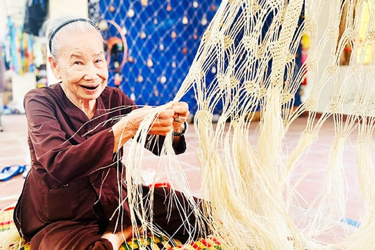 Handwoven hammocks from sterculia bark in Cu Lao Cham