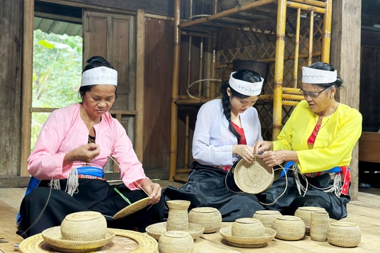 Giữ nghề mây tre đan giữa đại ngàn Trà My