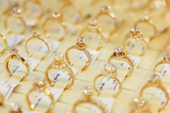 Giá vàng chiều nay 18/7/2025: SJC tăng gần triệu, DOJI, PNJ vẫn ngủ yên, vàng thế giới bước dài