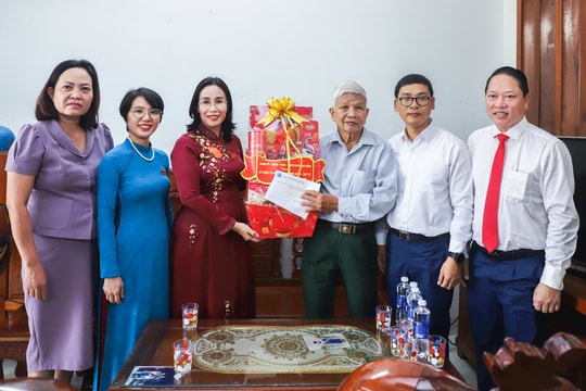 Lãnh đạo thành phố Đà Nẵng thăm người có công cách mạng tại phường An Hải