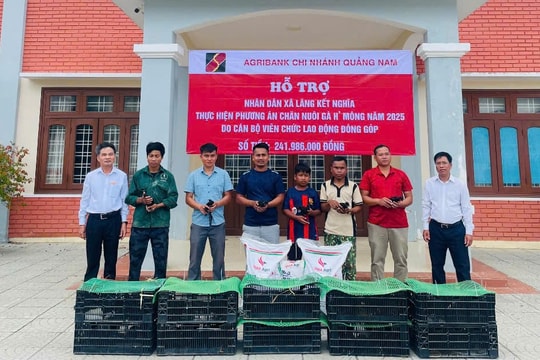 Agribank chi nhánh Quảng Nam trao sinh kế cho nhân dân xã Tây Giang