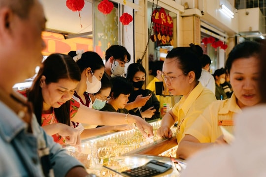 Giá vàng chiều nay 19/7/2025: Vàng SJC, Mi Hồng vượt mốc 121 triệu, DOJI, PNJ vẫn 'ngái ngủ'