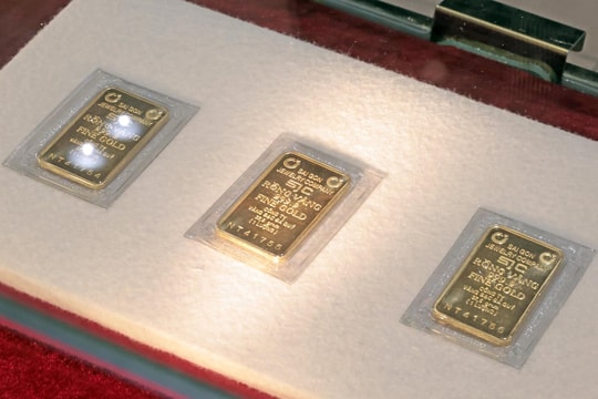 Giá vàng hôm nay 19/7/2025: Vàng SJC "neo" chặt 121 triệu, vàng thế giới "lên đồng" 3347 USD