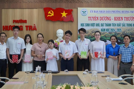Phường Hương Trà khen thưởng gần 30 triệu đồng cho học sinh khó khăn đạt kết quả cao trong học tập