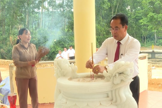 Lãnh đạo thành phố Đà Nẵng dâng hương tại Khu chứng tích Đồng Trại