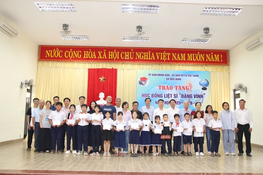 Quỹ học bổng liệt sĩ Đặng Vĩnh trao 68 suất cho học sinh xã Hòa Vang