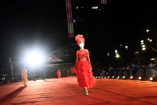 Sông Hàn bừng sáng với show diễn “Nơi pháo hoa rực rỡ”