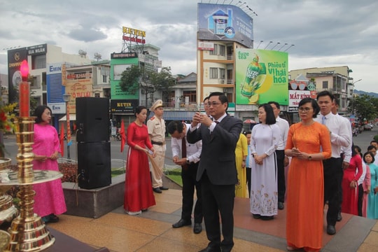 Dâng hương tại Tượng đài Mẹ dũng sĩ Thanh Khê