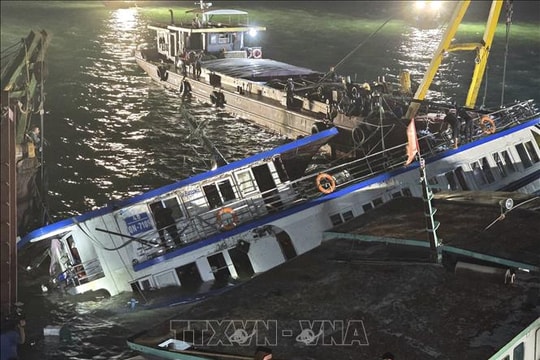 Chia 25 mũi tiếp tục tìm kiếm nạn nhân vụ lật tàu trên vịnh Hạ Long