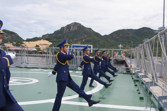 Tàu Cảnh sát biển 8002 tích cực chuẩn bị tham gia diễu binh trên biển