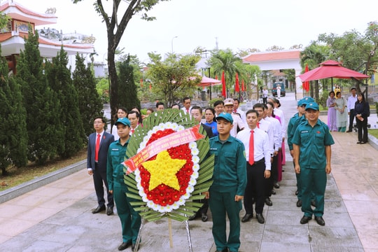 Lãnh đạo phường An Khê viếng Nghĩa trang liệt sĩ Hòa Phát, Tượng đài Mẹ dũng sĩ Thanh Khê