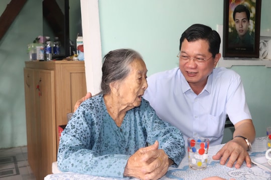 Lãnh đạo thành phố Đà Nẵng thăm gia đình chính sách