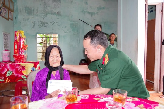 Chỉ huy trưởng Bộ Chỉ huy Quân sự thành phố Đà Nẵng thăm, tặng quà Bà mẹ Việt Nam anh hùng