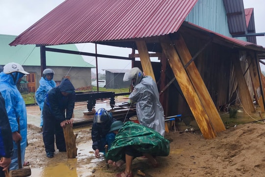 Mưa lốc bất ngờ, nhiều nhà dân ở xã Hùng Sơn bị tốc mái, hư hại
