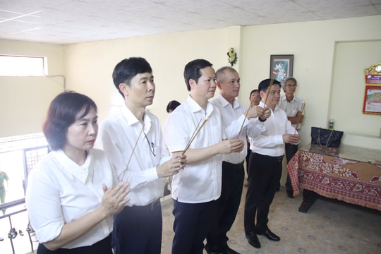 Đoàn công tác Ủy ban Kiểm tra Trung ương đến thăm các gia đình liệt sĩ tại Đà Nẵng