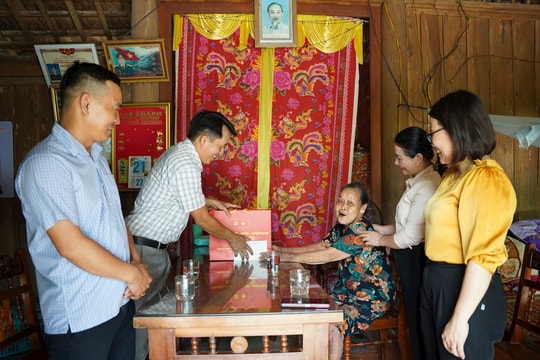 Xã Hiệp Đức thăm, tặng quà 100 gia đình chính sách