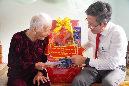 Phó Chủ tịch UBND thành phố Trần Nam Hưng thăm, tặng quà Bà mẹ Việt Nam anh hùng