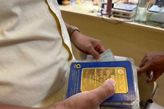 Giá vàng chiều nay 23/7/2025: Giá vàng trong nước vẫn ở trên mây, vàng thế giới dần phục hồi