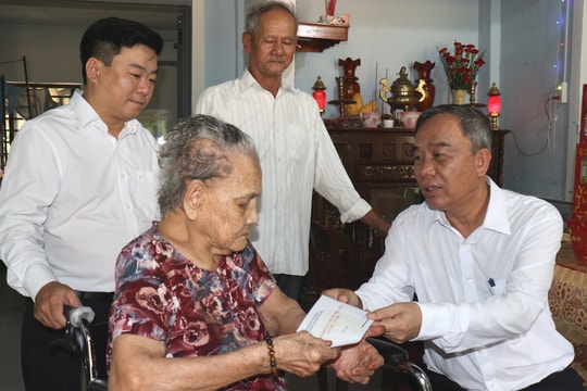 Phó Chủ tịch HĐND thành phố Trần Xuân Vinh thăm, tặng quà các Bà mẹ Việt Nam anh hùng