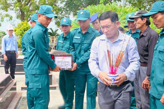 Xã Núi Thành an táng hài cốt liệt sĩ