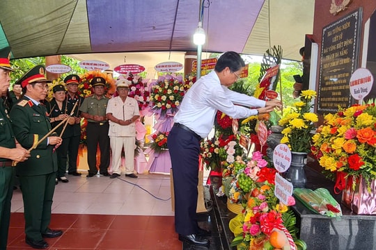 Phó Bí thư Thành ủy Ngô Xuân Thắng dự lễ dâng hương tại Bia tưởng niệm Liệt sĩ đặc công - Biệt động thành Đà Nẵng