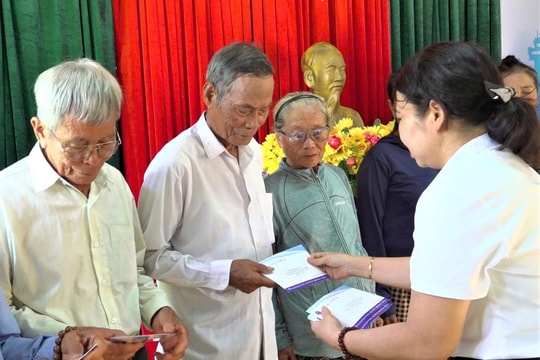 Trao 60 suất quà cho đối tượng chính sách xã Thăng Điền