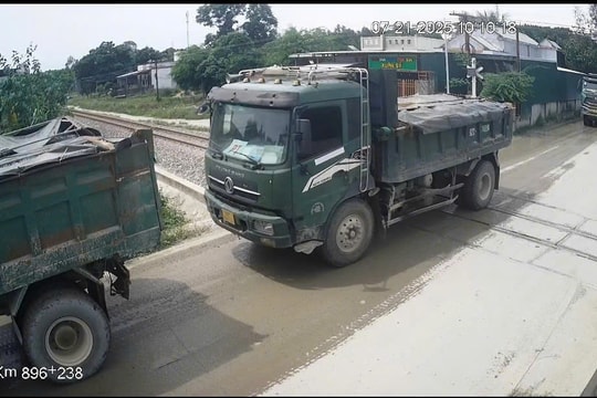 Cảnh sát giao thông Đà Nẵng xử lý tài xế dừng xe tải ngang đường sắt