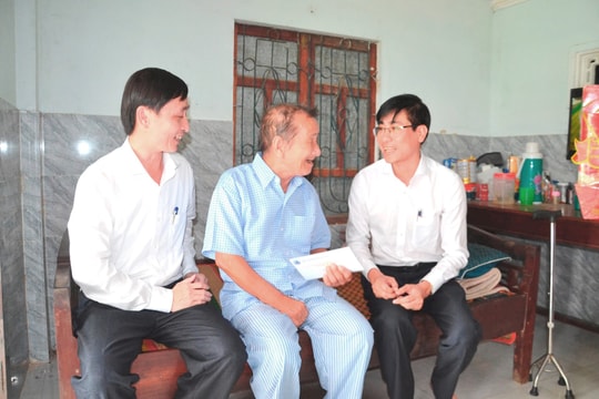 Chánh Văn phòng Thành ủy Trần Thắng Lợi thăm gia đình chính sách xã Vu Gia