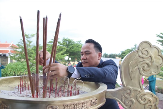 Phó Bí thư Thường trực Thành ủy Nguyễn Đình Vĩnh viếng Nghĩa trang liệt sĩ phường Điện Bàn Đông